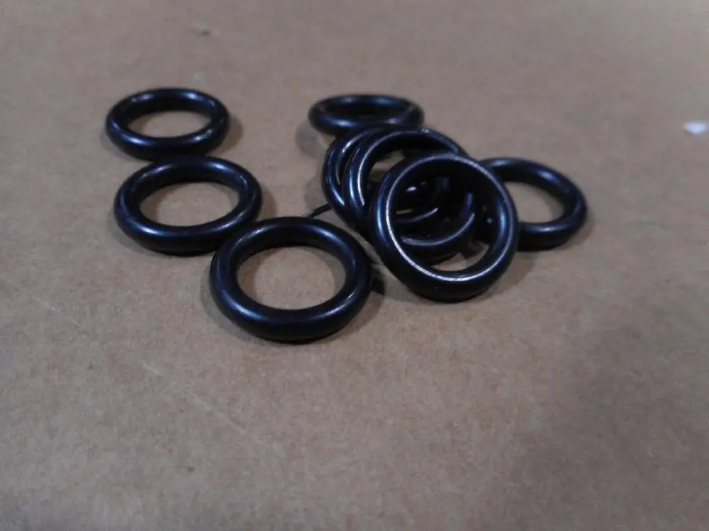 Schwarze O-Ringe auf einer flachen Oberfläche, erkennbar als Teile für Dichtungen. Möglicherweise von der Marke Remeha, die in Heizungsanlagen verwendet wird.